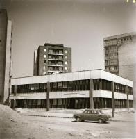 cca 1968 Budapest, X. kerület, Kőbánya - látképek, utcaképek, épületfotók, életképek, stb., 33 db vi...