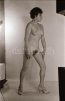 cca 1971 Szolid háziasszony vetkőzőse, szolidan erotikus felvételek, 22 db vintage negatív, 24x36 mm