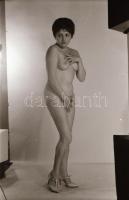 cca 1971 Szolid háziasszony vetkőzőse, szolidan erotikus felvételek, 22 db vintage negatív, 24x36 mm