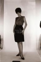 cca 1971 Szolid háziasszony vetkőzőse, szolidan erotikus felvételek, 22 db vintage negatív, 24x36 mm