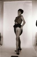 cca 1971 Szolid háziasszony vetkőzőse, szolidan erotikus felvételek, 22 db vintage negatív, 24x36 mm