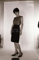 cca 1971 Szolid háziasszony vetkőzőse, szolidan erotikus felvételek, 22 db vintage negatív, 24x36 mm