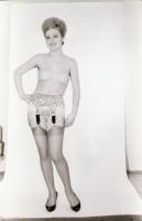 cca 1972 Rosszalkodni jaj de jó! Szolidan erotikus felvételek, 26 db vintage negatív, 24x36 mm