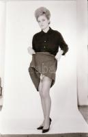 cca 1972 Rosszalkodni jaj de jó! Szolidan erotikus felvételek, 26 db vintage negatív, 24x36 mm