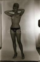 cca 1969 Privát vetkőzőszám, szolidan erotikus felvételek, 38 db vintage negatív, 24x36 mm