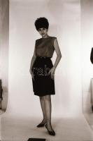 cca 1969 Privát vetkőzőszám, szolidan erotikus felvételek, 38 db vintage negatív, 24x36 mm