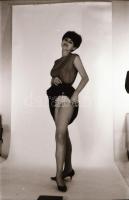 cca 1969 Privát vetkőzőszám, szolidan erotikus felvételek, 38 db vintage negatív, 24x36 mm