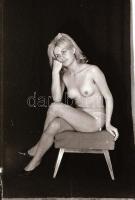 cca 1974 Fotelban, egy hotelban, szolidan erotikus felvételek, 35 db vintage negatív, 24x36 mm