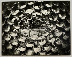 cca 1978 Gáspár Attila: Formák, feliratozott, vintage fotóművészeti alkotás, a magyar fotográfia avantgarde korszakából, faroslemezre kasírozva, 30x36,5 cm