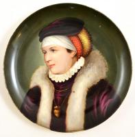 cca 1900 kézzel festett porcelán női portré, hátoldalán karcolt T jelzéssel, jó állapotban, d: 25,5 cm