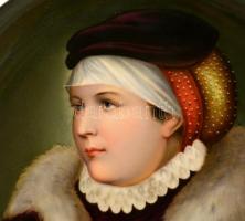 cca 1900 kézzel festett porcelán női portré, hátoldalán karcolt T jelzéssel, jó állapotban, d: 25,5 ...