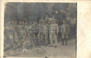Első világháborús osztrák-magyar kerékpáros katonák / WWI K.u.k. military, soldiers with bicycles, group photo (kopott sarkak / worn corners)