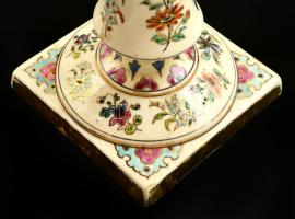 XIX. sz.: Jelzett (Bauer Erzsébet) kézzel festett gyertyatartó pár, mázas fajansz, kopott, apró lepa...