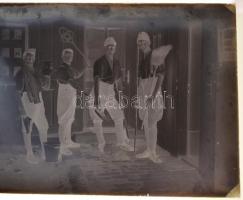 cca 1925 Négy katona, szobalányok szerepében (porolóval, seprűvel, felmosó vödörrel), vintage üveglemez negatív, 12x16 cm
