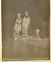 cca 1925 Balatoni felvételek, 6 db vintage üveglemez negatív (fürdőzők, vitorlás, móló, hajó), 4,5x6 cm és 9x12 cm