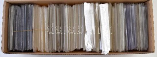 Kb. 1500 db műanyag képeslaptok dobozban / Cca. 1500 plastic postcard cases in a box