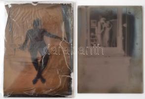 cca 1920 Aktfotók, 2 db vintage üveglemez negatív, az egyiken az emulziós réteg repedezett, a másik felvétel egy tükör segítségével a fotós hölgy önaktja, 12x9 cm (Unikum!)