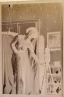 cca 1920 Aktfotók, 2 db vintage üveglemez negatív, az egyiken az emulziós réteg repedezett, a másik ...