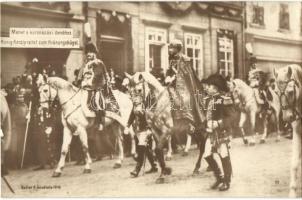 Budapest, IV. Károly koronázása, menet a koronázási dombhoz indul, Beller R. felvétele