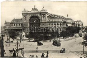 1929 Budapest VII. Keleti pályaudvar, villamosok, automobilok (képeslapfüzetből / from postcard booklet)