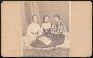 cca 1860-1870 Hölgyek albummal, keményhátú fotó hátlapra ragasztott keményhátú fotó, 6,5×10,5 cm