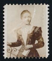 cca 1890 Hölgy portréja, bélyegkép, felületén törésnyomokkal, 2,5×2 cm
