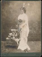cca 1910 Szoyer Ilona (1879-1956) opera-énekesnő, keményhátú fotó Goszleth és Fia műterméből, karton sarkain sérüléssel, 28×20,5 cm