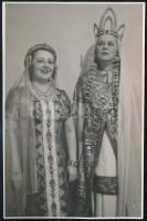 1943 Szép Ilonka (1921-2003) és Szathmáry Margit (1908-1983) színésznők jelmezben, hátoldalon feliratozott fotó, 17,5×11,5 cm