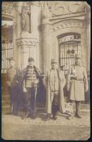 cca 1910 Katonák kapu előtt, fotó, sarkain törésnyomok, 14×9 cm
