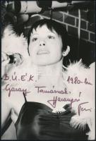 Harangozó Teri (1943-2015) énekesnő aláírása az őt ábrázoló fotón