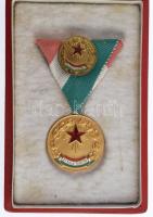 ~1960. "Kiváló Tanító" aranyozott, zománcozott kitüntetés mellszalagon, miniatűrrel, díszt...