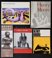 4 db Henry Moore kiállítási katalógus, kettő angol nyelvű, kettő magyar nyelvű.+Az 1970-es évek új amerikai festészete. Kiállítási katalógus. Jó állapotban.