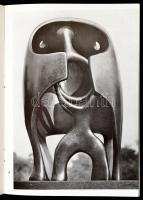 4 db Henry Moore kiállítási katalógus, kettő angol nyelvű, kettő magyar nyelvű.+Az 1970-es évek új a...