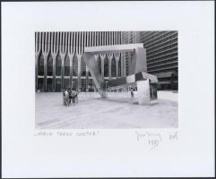 1983 Jankovszky György(1946-): New York, World Trade Center, feliratozva, aláírt, pecséttel jelzett, kartonra kasírozva, 11,5×17 cm