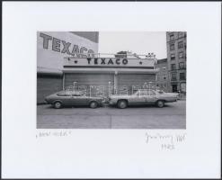 1983 Jankovszky György(1946-): New York, autók, feliratozva, aláírt, pecséttel jelzett, kartonra kasírozva, 11,5×17,5 cm