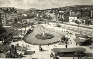 Budapest II. Moszkva tér (Széll Kálmán tér), villamosok, autóbuszok, üzletek. Járai Rudolf felvétele, Képzőművészeti Alap kiadása (EK)