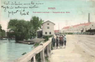 1908 Moson, Duna részlet a malommal, Kühne gépgyár, gyerekek. Kiadja Freitag Frigyes (fl)