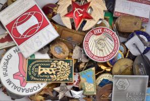 ~110db-os vegyes, főleg magyar jelvény és kitűző tétel a szocialista időszakból T:vegyes