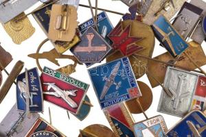 ~90db-os vegyes külföldi, repüléssel kapcsolatos jelvény és kitűző T:vegyes
~90pcs of various aviat...