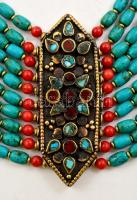 Nepáli, 10 soros türkiz és korall karkötő hatszögű középrészen plasztikus kőberakással
