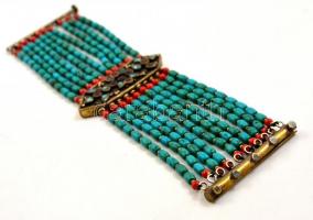 Nepáli, 10 soros türkiz és korall karkötő hatszögű középrészen plasztikus kőberakással