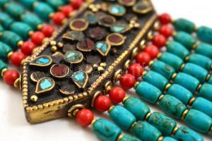 Nepáli, 10 soros türkiz és korall karkötő hatszögű középrészen plasztikus kőberakással