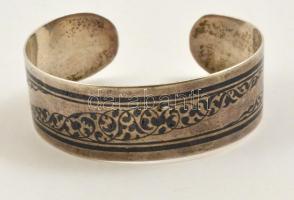 Ezüst(Ag) karperec hiányos fekete zománc berakással, jelzett, 6,5×5,5 cm, bruttó: 32,3 g