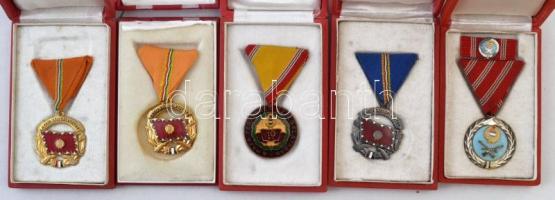 14db-os kitüntetés tétel nagyrészt saját dobozában, valamint 3db adományozói okirat T:vegyes