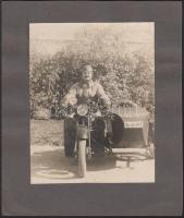 cca 1920-1930 Motoros oldalkocsival, albumlapra ragasztott fotó, 14×11 cm