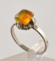 Ezüst(Ag) gyűrű borostyánnal, jelzett, méret: 56, bruttó: 2,3 g