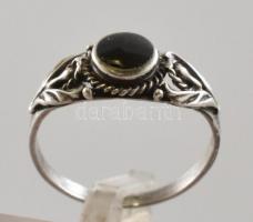 Ezüst(Ag) gyűrű ónix berakással, jelzett, méret: 56, bruttó: 2,1 g
