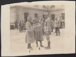 cca 1914-1915 Frigyes Főherceg főparancsnok és Conrad vezérkari főnök a főhadiszálláson, A háború 3., hátoldalán feliratozott fotó, ferdén vágva, 11,5x16 cm