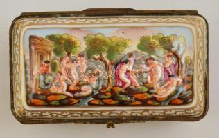cca 1850 Capodimonte porcelán asztali díszdoboz, plasztikus mitológiai jelenetek, kézzel festett, be...