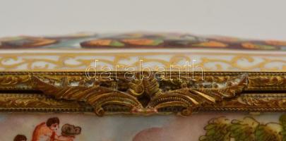 cca 1850 Capodimonte porcelán asztali díszdoboz, plasztikus mitológiai jelenetek, kézzel festett, be...